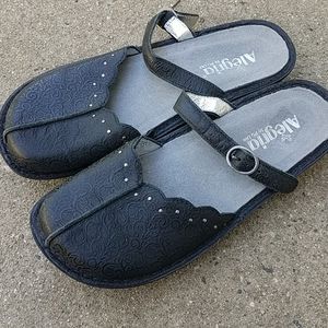 NEW Alegria Lite Tooled Leather Clogs
